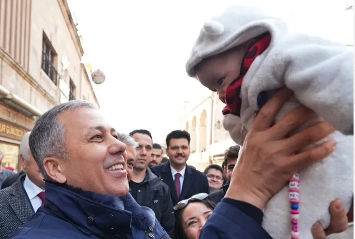 İçişleri Bakanı Ali Yerlikaya, Mardin'de esnaf ve vatandaşlarla buluştu