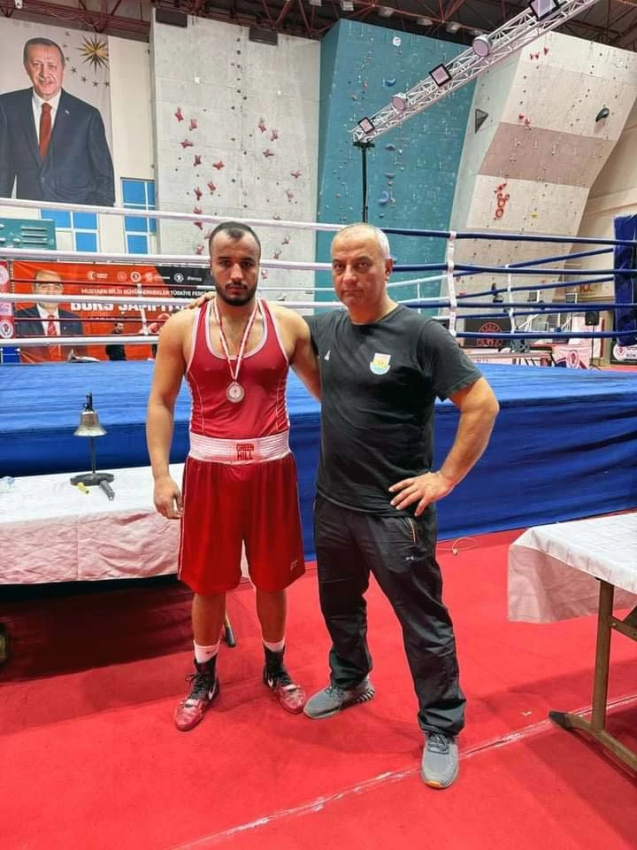 Afyon Kocatepe Üniversitesi öğrencisi Abuzer Topaloğlu Türkiye Boks Şampiyonası'nda ikinci oldu