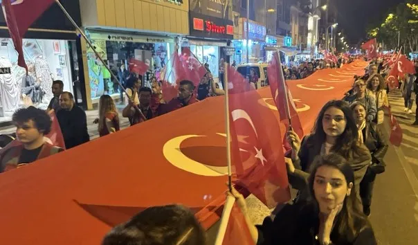 1000 metre uzunluğunda Türk bayrağıyla 