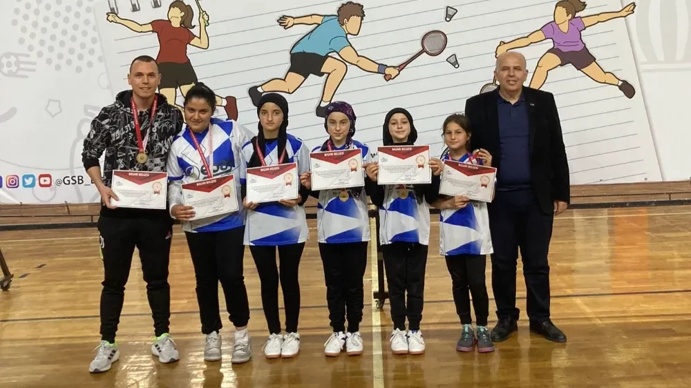 Sinanpaşa Kırka Şehit Ramazan Bağlan Ortaokulu Badminton'da Bölge Şampiyonu