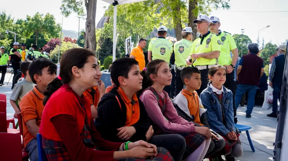 Afyonkarahisar'da Trafik Haftası Etkinliği: Çocuklar İçin Trafik Eğitimi Verildi