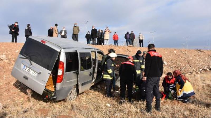 Cip ile çarpisan hafifi ticari araç, tarlaya uçtu: 2 yarali