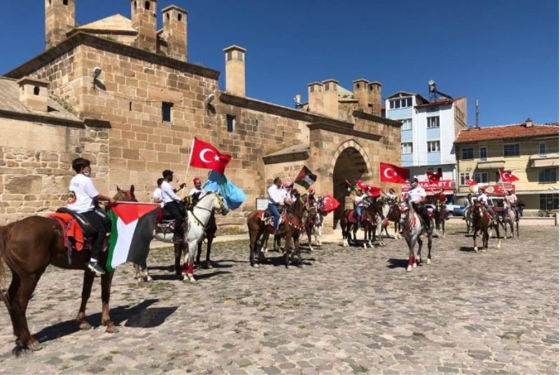 Afyonkarahisar'da atli sporcular, Israil'in Filistin'e yönelik saldirilarini protesto etti