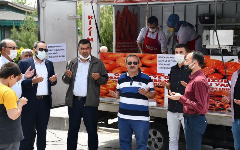 DEMOKRASI SEHITLERI IÇIN LOKMA DAGITIMI VE DUA YAPILDI.