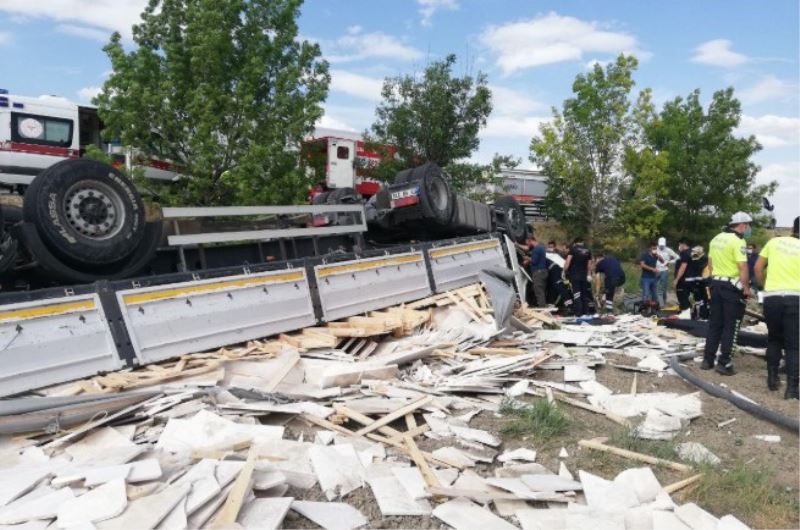 Mermer yüklü Tir devrildi: 1 öldü, 1Kisi yaralandi.