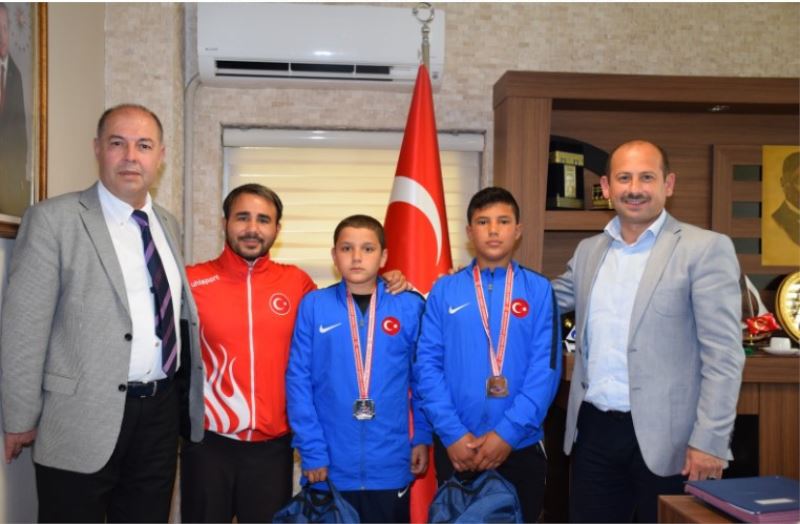Basarili güresçiler Gençlik ve Spor Il Müdürü Feyzullah Dereci’yi ziyaret etti.