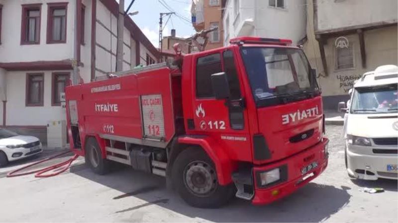 Afyonkarahisarda Ahsap ev yanarak kullanilamaz hale geldi