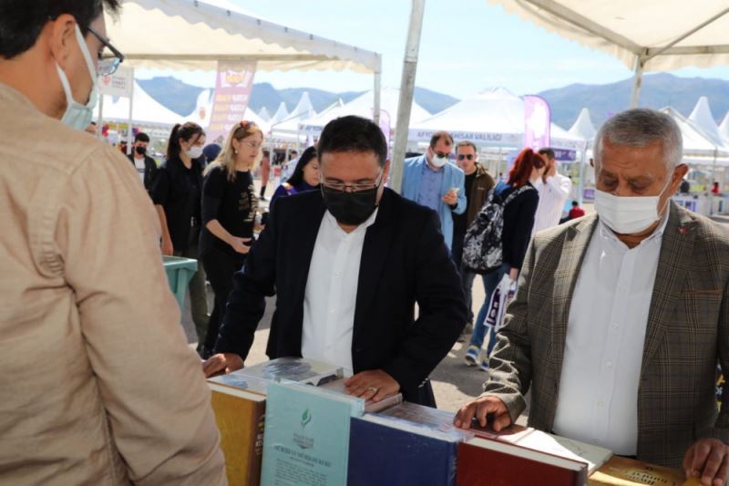 AFYONKARAHISAR KITAP FUARI'NDA YILDIZLAR GEÇIDI