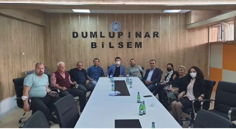 Afyonkarahisar IIBF mezunlari bulusmasi için geldikleri Afyonkarahisar'da Dumlupinar Bilim ve Sanat Merkezinin ziyaret etti.