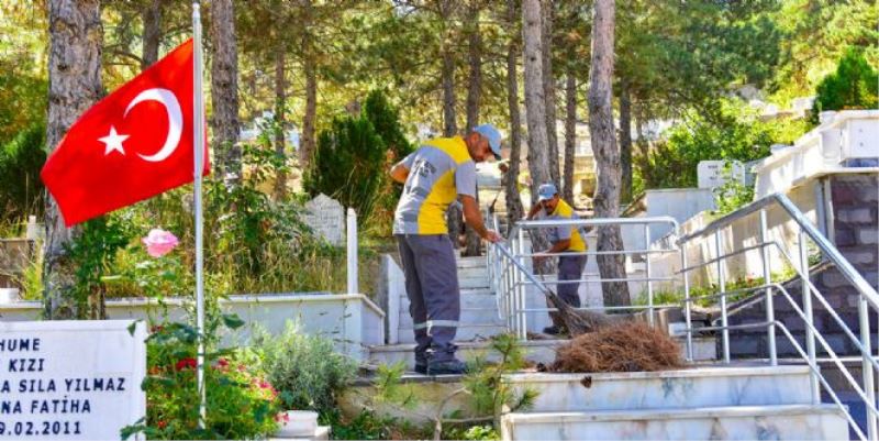 AFYONKARAHISAR BELEDIYESI MEZARLIKLARDA TEMIZLIK ÇALISMASI ARALIKSIZ DEVAM EDIYOR.