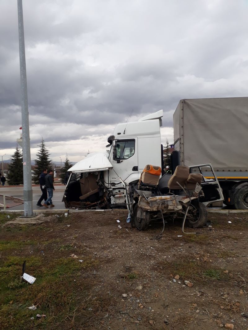 Afyonkarahisarda Bir Tirla Çarpisan Minibüse Ikiye Bölündü, Sürücüsü Agir Yaralandi.