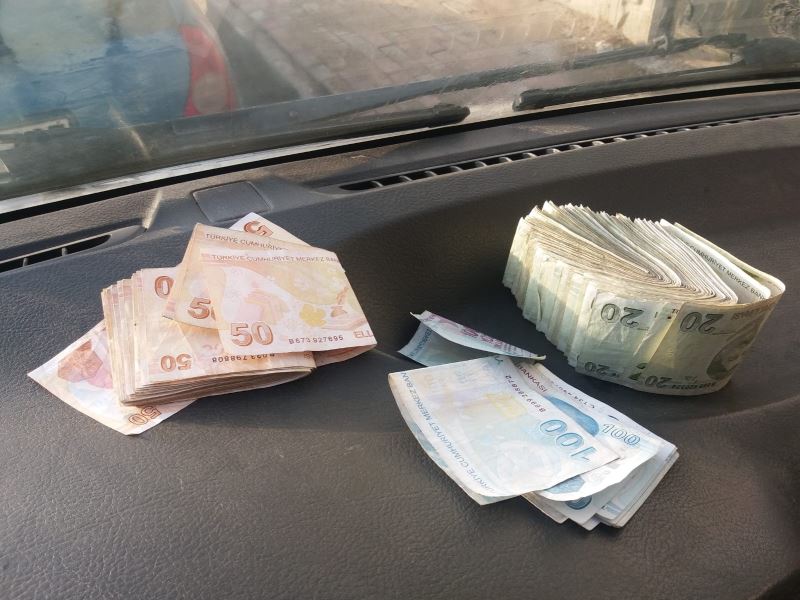 Afyonkarahisarda Bir Vatandas Biriktirdigi Paralarini Sakladigi Yorgani Yikamaya Verdi.