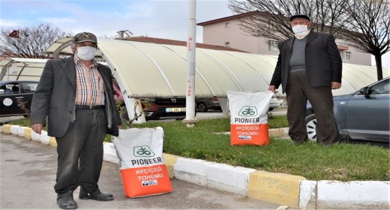 Afyonkarahisarda Çiftçilere Yüzde 75 Hibe Ile Ayçiçek Tohumu Dagitildi