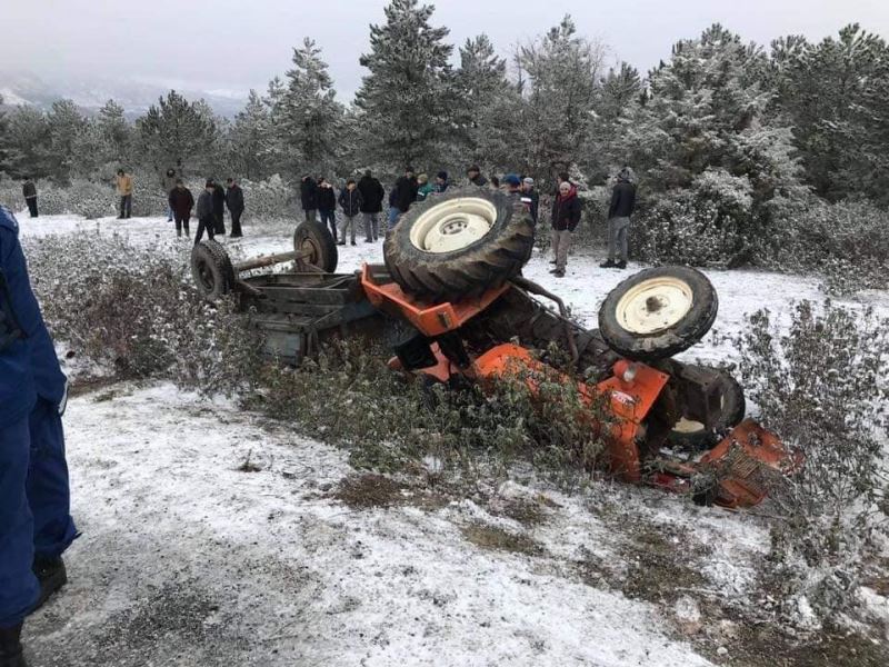 Afyonkarahisarda Devrilen Traktörün Altinda Kalan Sahis Feci Sekilde Can Verdi.