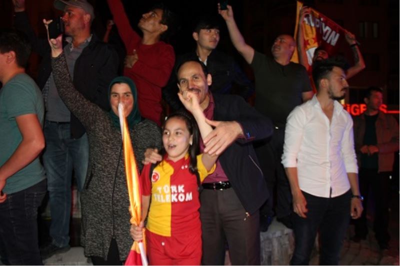 Afyonkarahisarda Galatasarayin 22. Sampiyonlugunu Sari-Kirmizili Taraftarlar Coskuyla Kutladi.