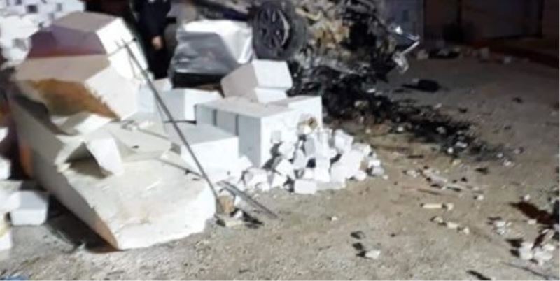 Afyonkarahisarda Kontrolden Çikan Otomobil Yol Kenarindaki Mermer Fabrikasindaki Mermer Bloklara Çarpti.