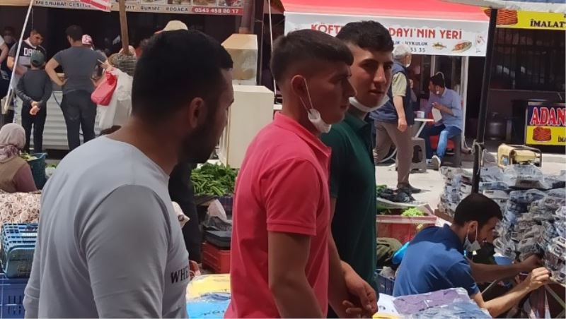 Afyonkarahisarda Kurulan Pazar Yerinde Sosyal Mesafeyi Yine Hiçe Saydilar