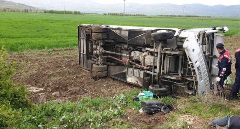 Afyonkarahisarda Otobüs Tarlaya Devrildi: 16 Yarali