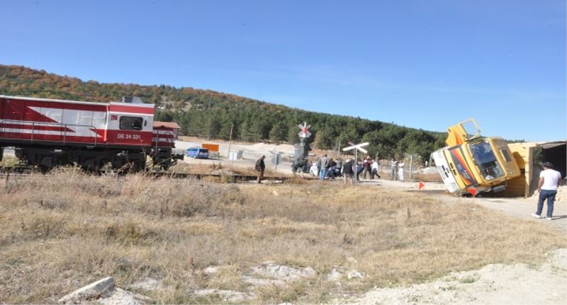 Afyonkarahisarda Tren Hafriyat Kamyonuna Çarpti: 1 Yarali