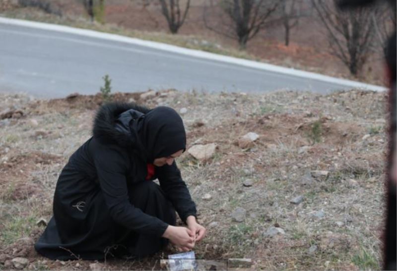 AK GENÇLER SEHIT ÖGRETMENLERI UNUTMADI