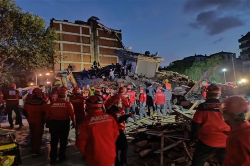 AKUT, su ana kadar 7 canli kazazedenin enkazlardan çikarilmasina yardimci oldu.