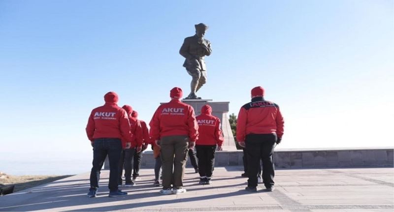 Akuttan 294 Metrelik Dev Türk Bayragi Ile Atasini Andi.