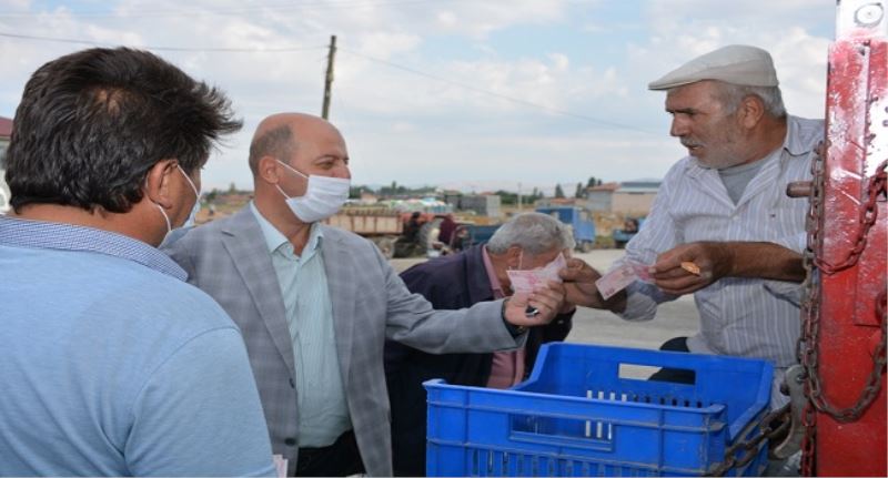 Baskan Bozkurt Suhut Fasulye Pazarini Ziyaret Etti.