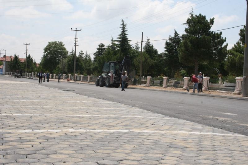 Emirdag Belediyesi, yeni otopark alani yapma mesaisine Mezar Caddesi'nde basladi.