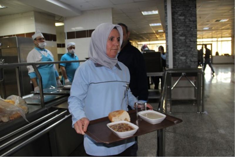 Hastanenin Menüsü Üzüm Hosafi, Bugday Çorbasi Ve Yarim Ekmek