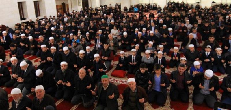 Ilimizde eller 'yagmur duasi' için semaya kalkti