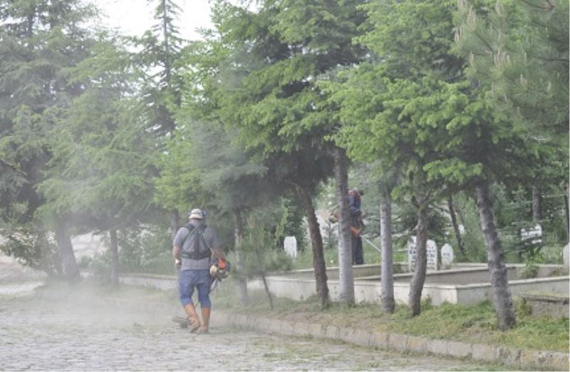 Ramazan Bayrami Öncesi Ilçe Kabristaninda Genel Temizlik Çalismalari Baslatildi.