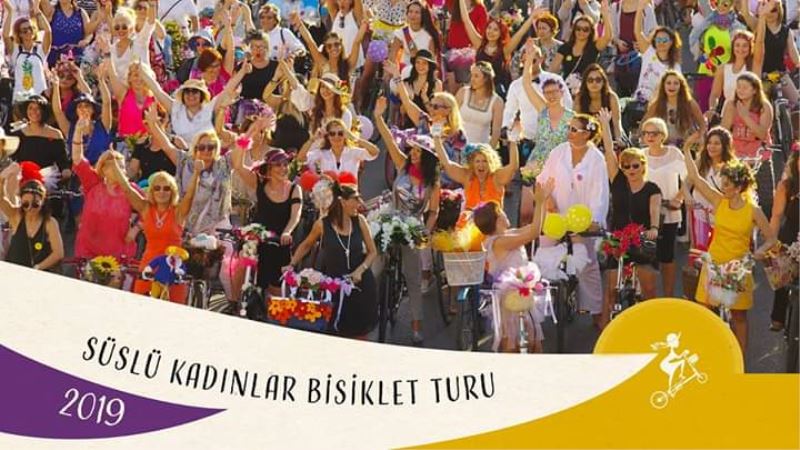 Süslü Kadinlar Bisiklet Icin Yollarda