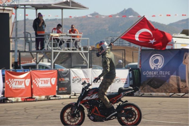 Türk Bayraklari Ile Motosikletle Gösterisi Yaptilar