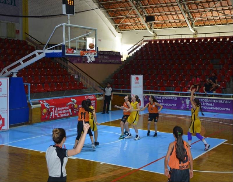 Türkiye Minik Basketbolculari Ödüllerini Aldilar.