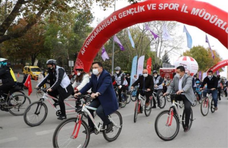 VALI GÖKMEN ÇICEK PEDAL ÇEVIRDI.