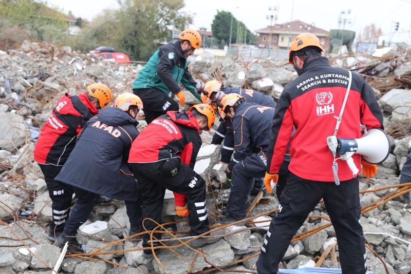 Zeytinburnu'nda Gerçegi Aratmayan Deprem Tatbikati